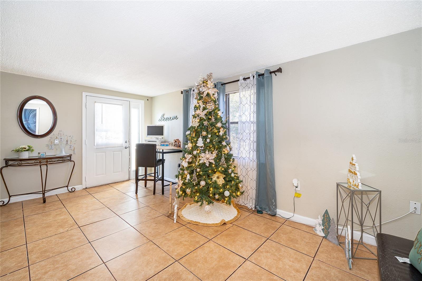 Image 22 of 28 For 944 Halstead Street