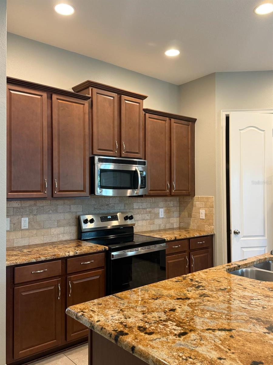 Image 8 of 38 For 13779 Eliot Avenue