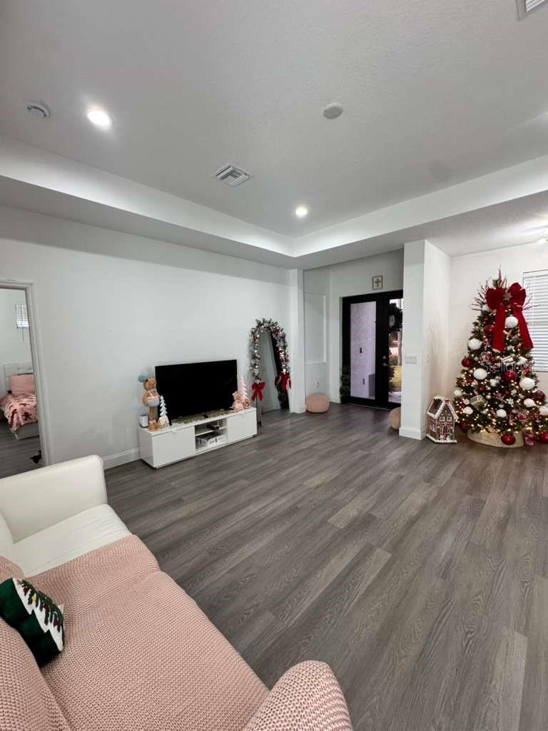 Image 5 of 20 For 407 Ranier Avenue