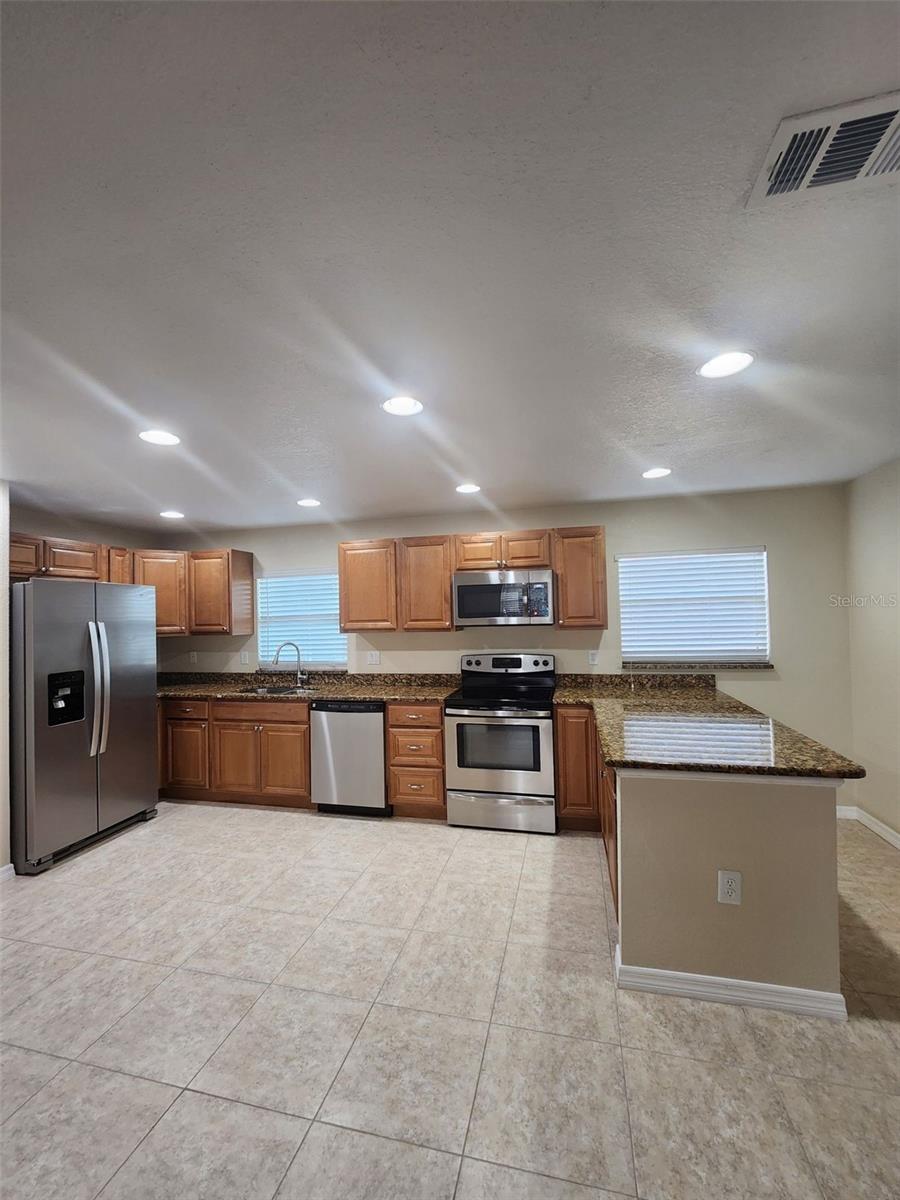 Image 13 of 28 For 942 Kings Post Road