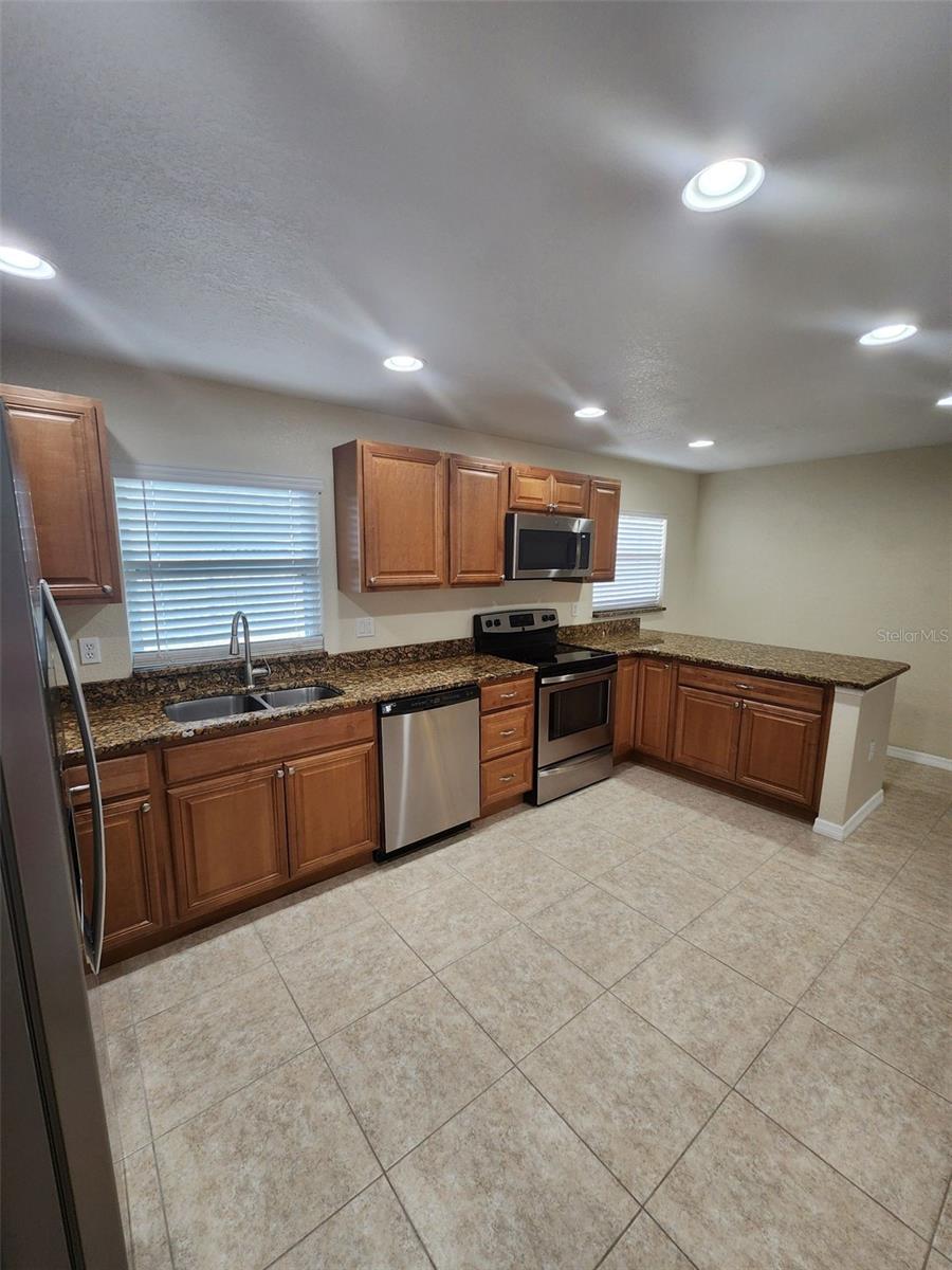 Image 14 of 28 For 942 Kings Post Road