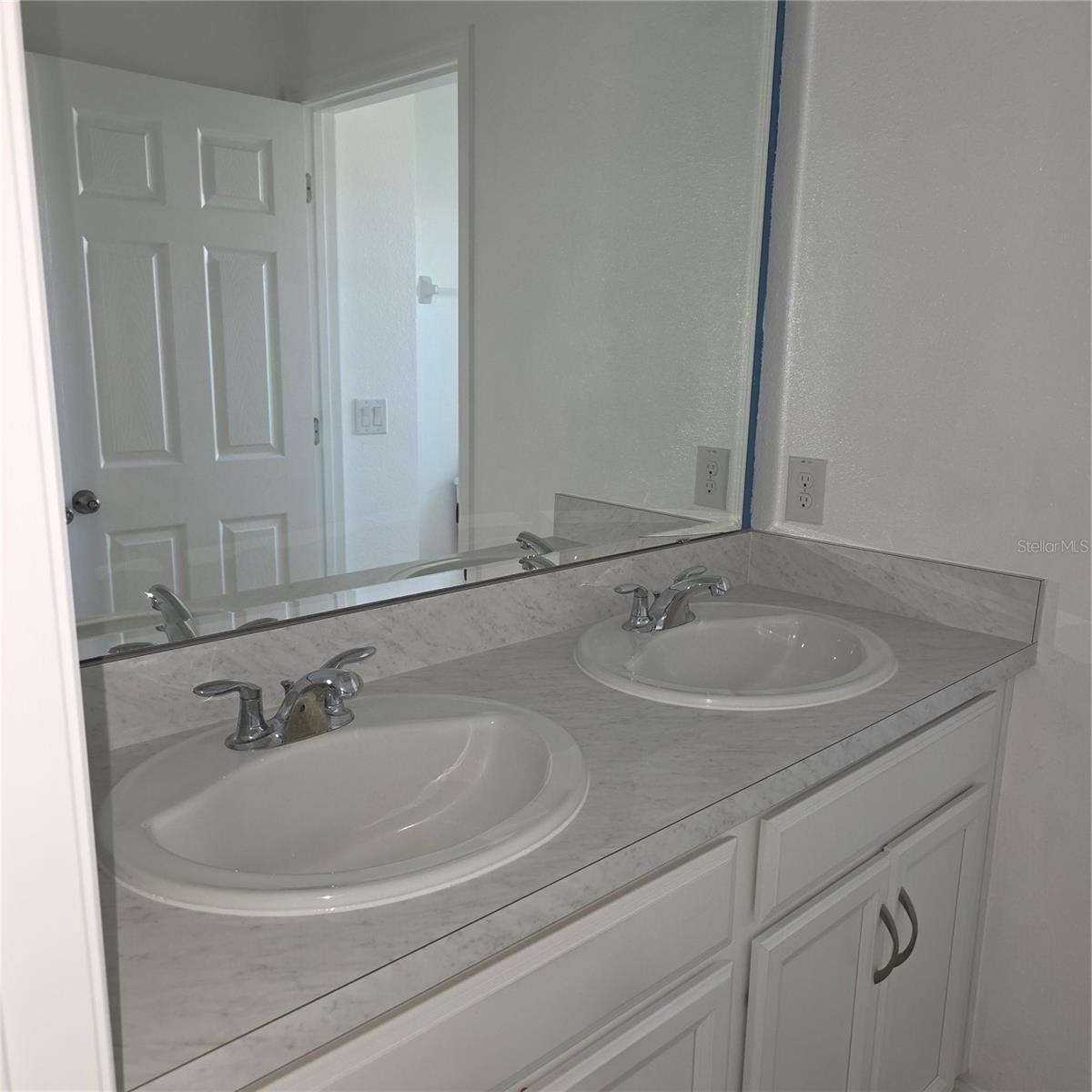 Image 21 of 98 For 943 Anna Place