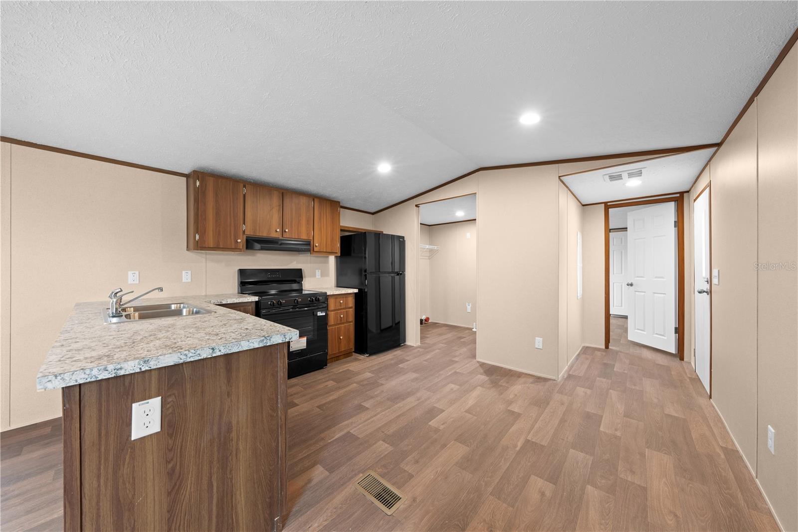 Image 11 of 38 For 411 Lagoon Court