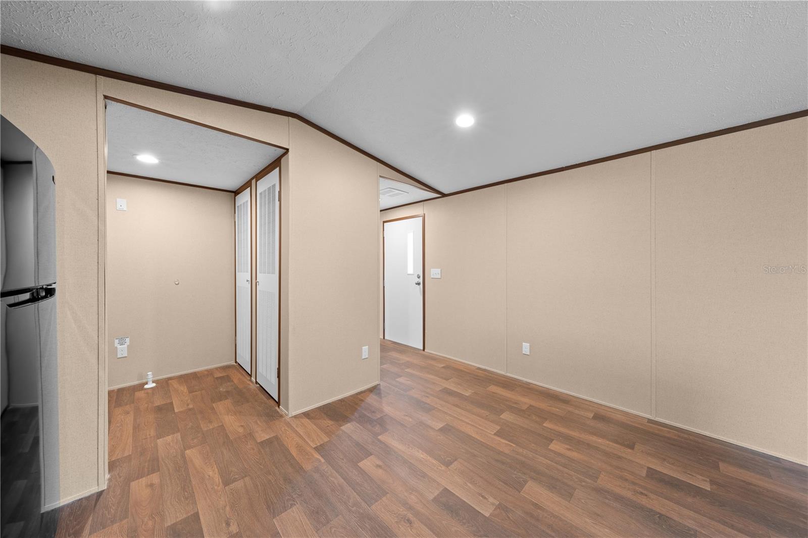 Image 18 of 38 For 411 Lagoon Court