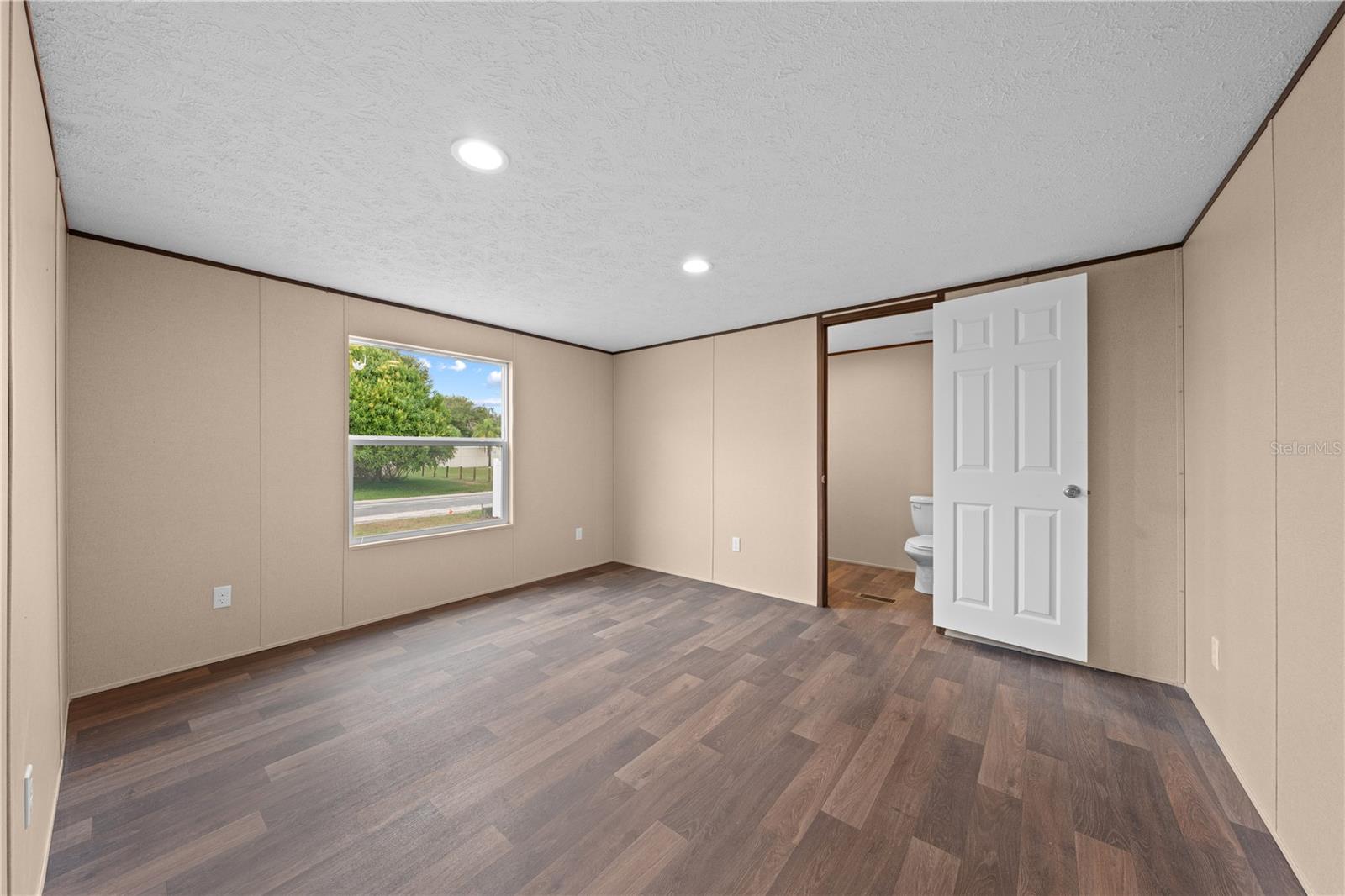 Image 19 of 38 For 411 Lagoon Court