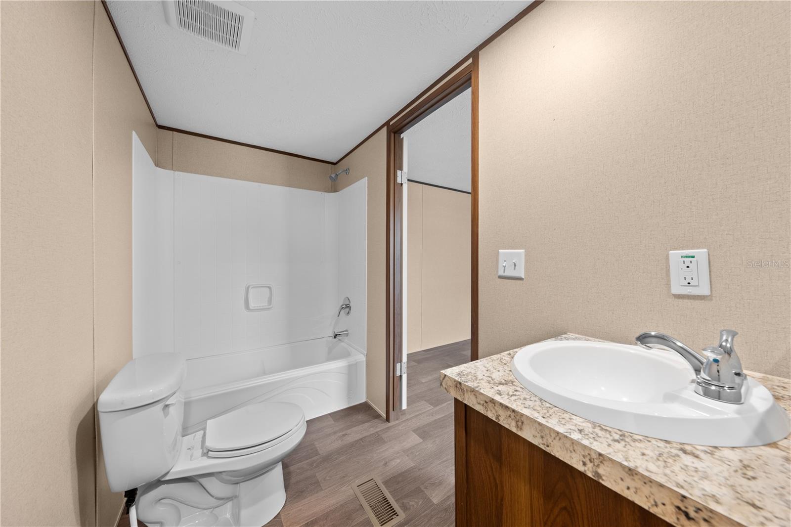 Image 23 of 38 For 411 Lagoon Court