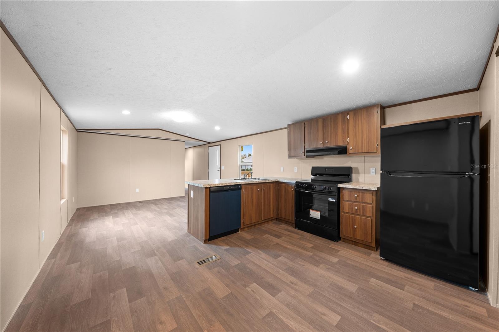 Image 24 of 38 For 411 Lagoon Court