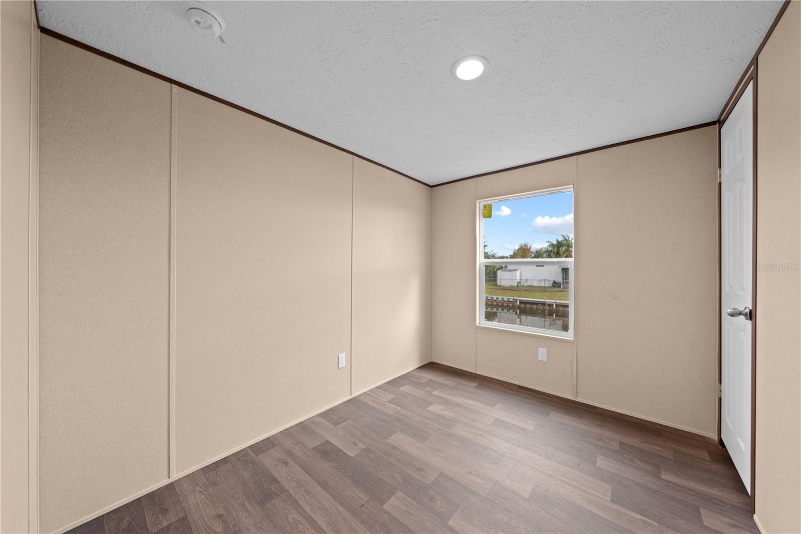 Image 29 of 38 For 411 Lagoon Court