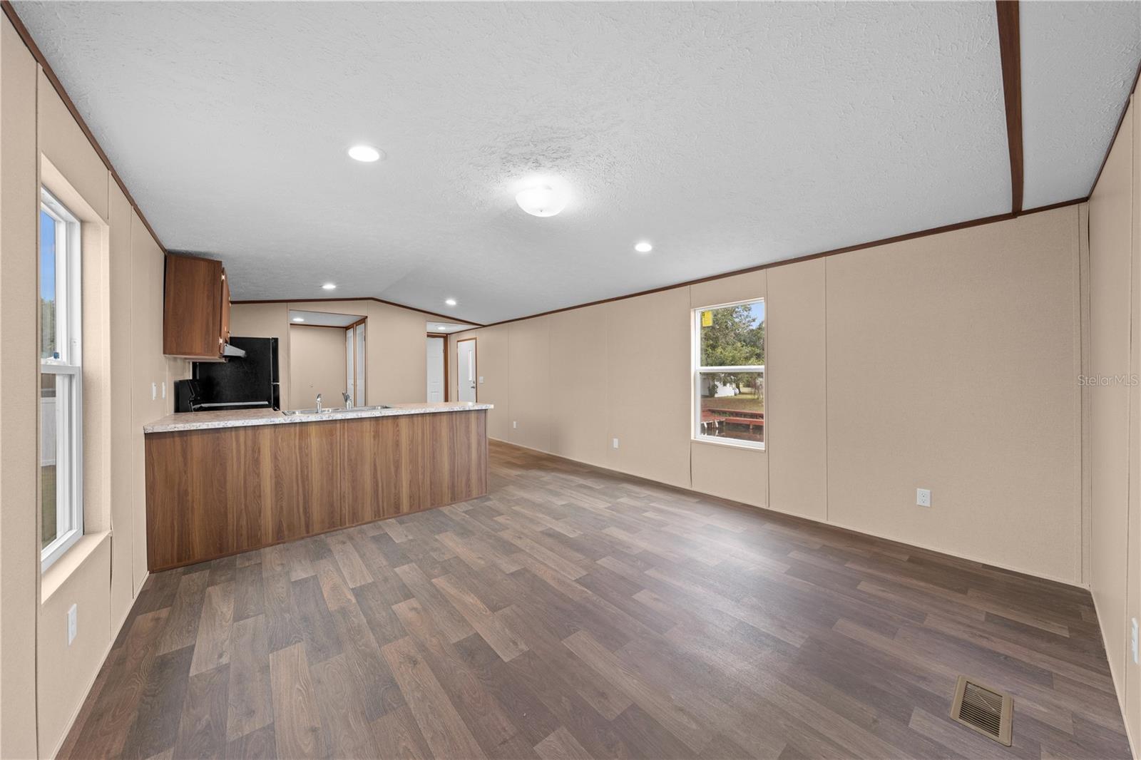 Image 6 of 38 For 411 Lagoon Court