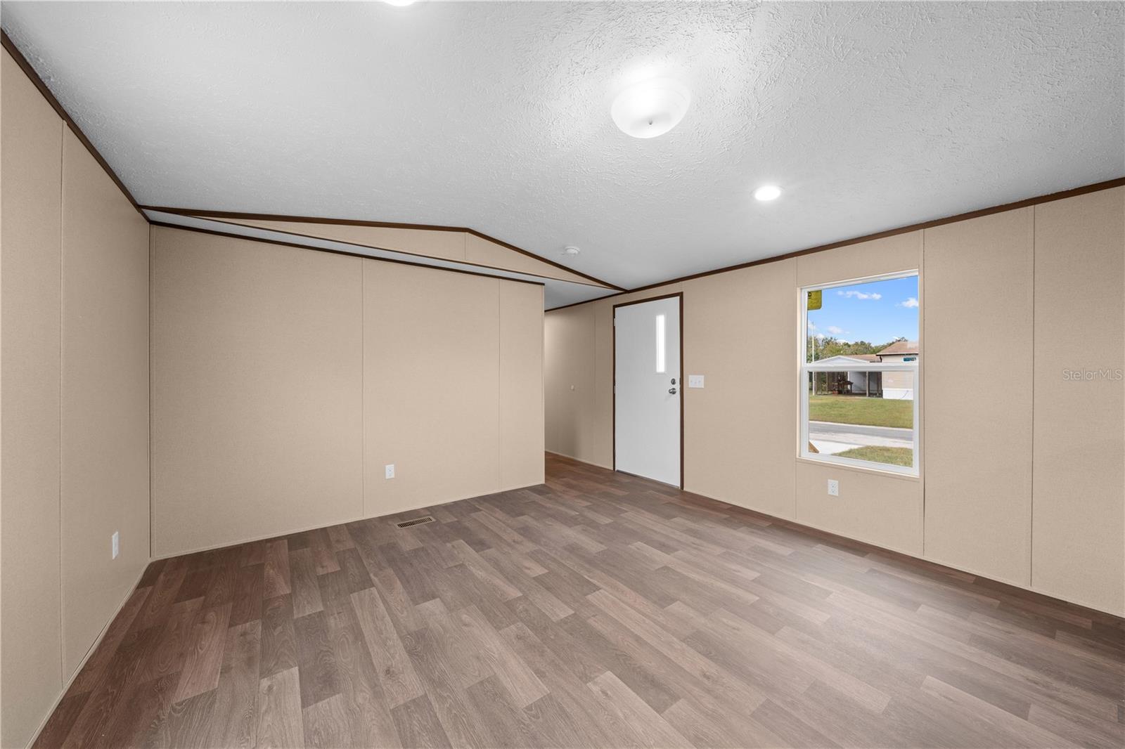 Image 9 of 38 For 411 Lagoon Court