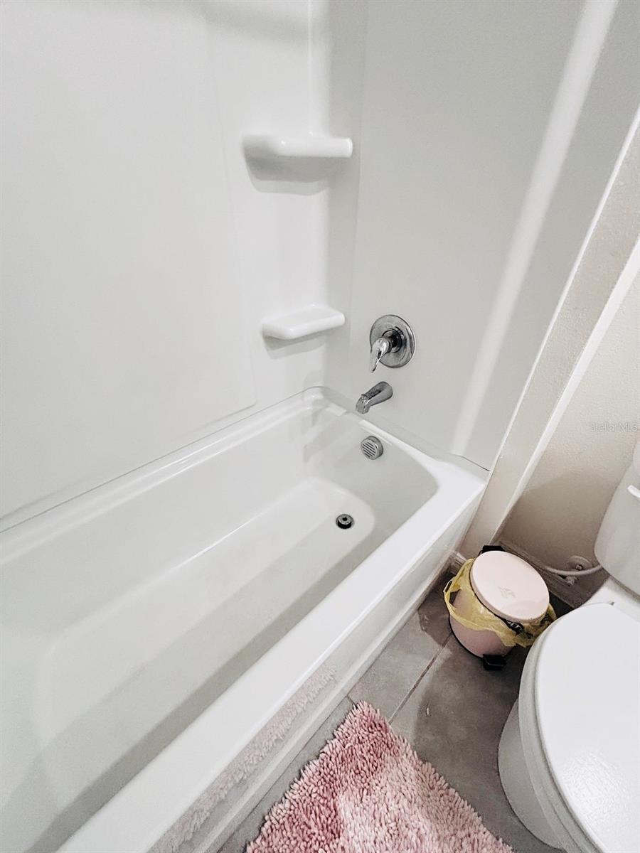 Image 35 of 47 For 5185 Barombi Bend