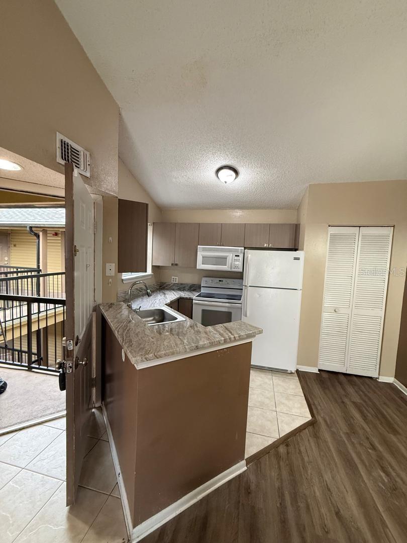 Image 10 of 11 For 1908 Lake Atriums Circle 12