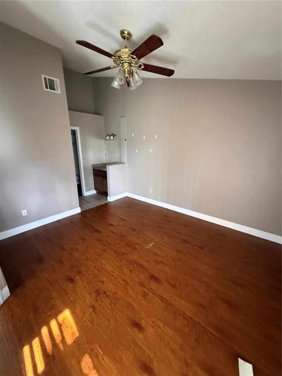 Image 6 of 13 For 34 Lakepointe Circle