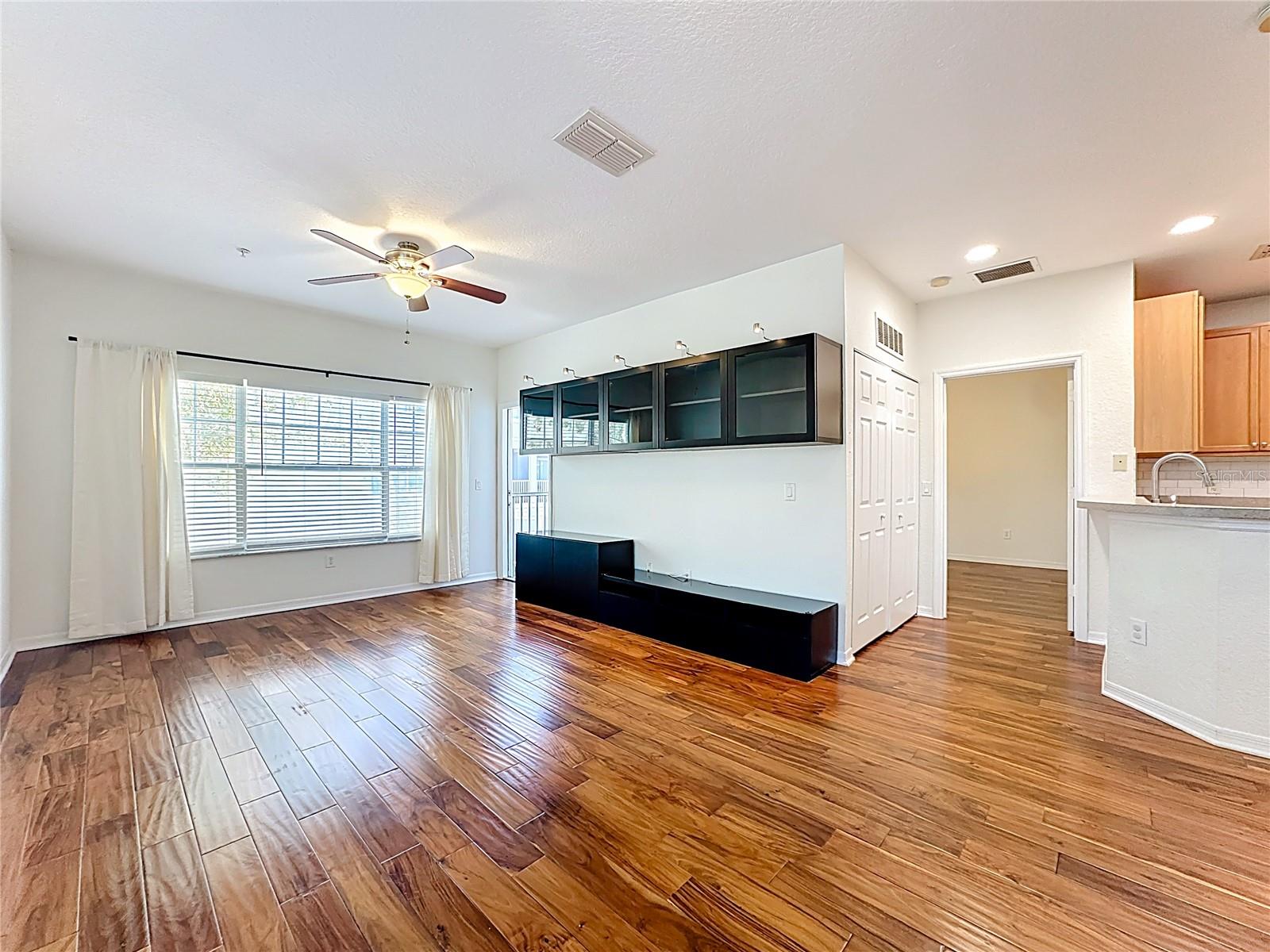 Image 15 of 72 For 2586 Grand Central Parkway 8