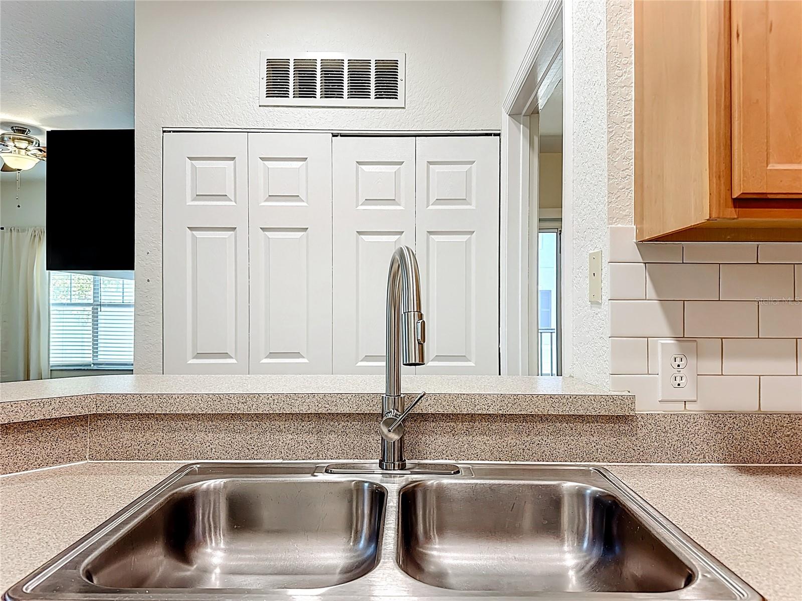 Image 19 of 72 For 2586 Grand Central Parkway 8