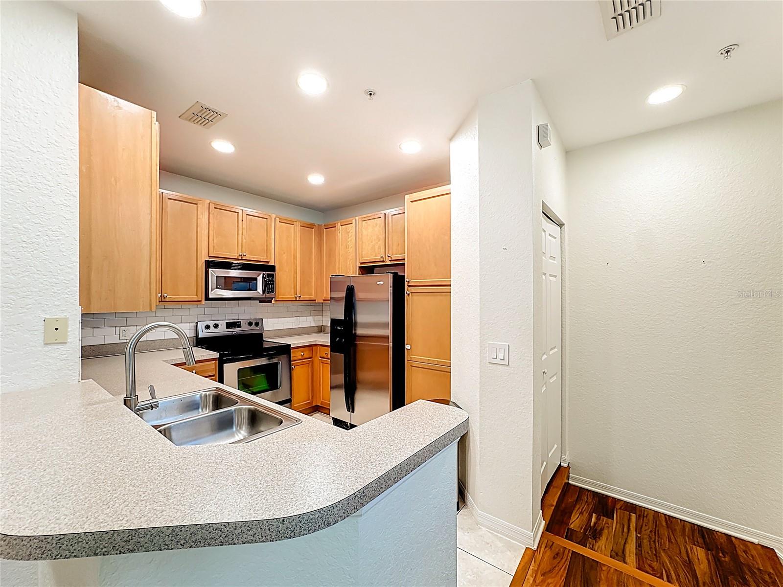 Image 22 of 72 For 2586 Grand Central Parkway 8