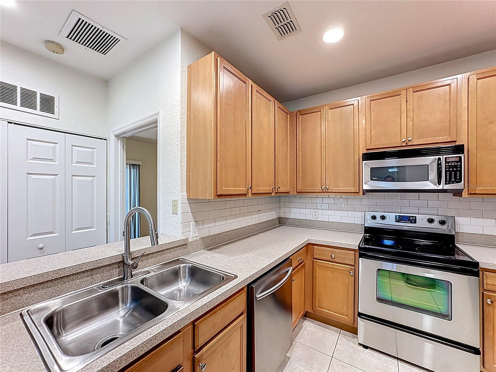 Image 23 of 72 For 2586 Grand Central Parkway 8