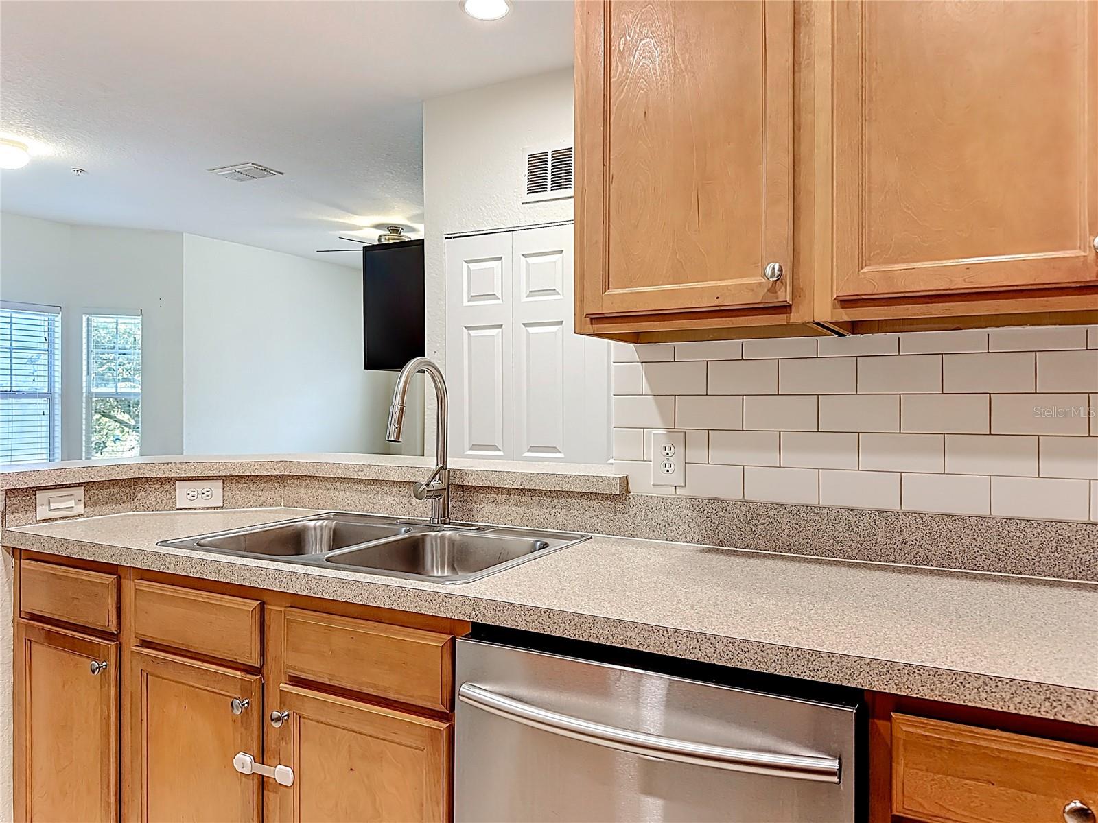 Image 27 of 72 For 2586 Grand Central Parkway 8