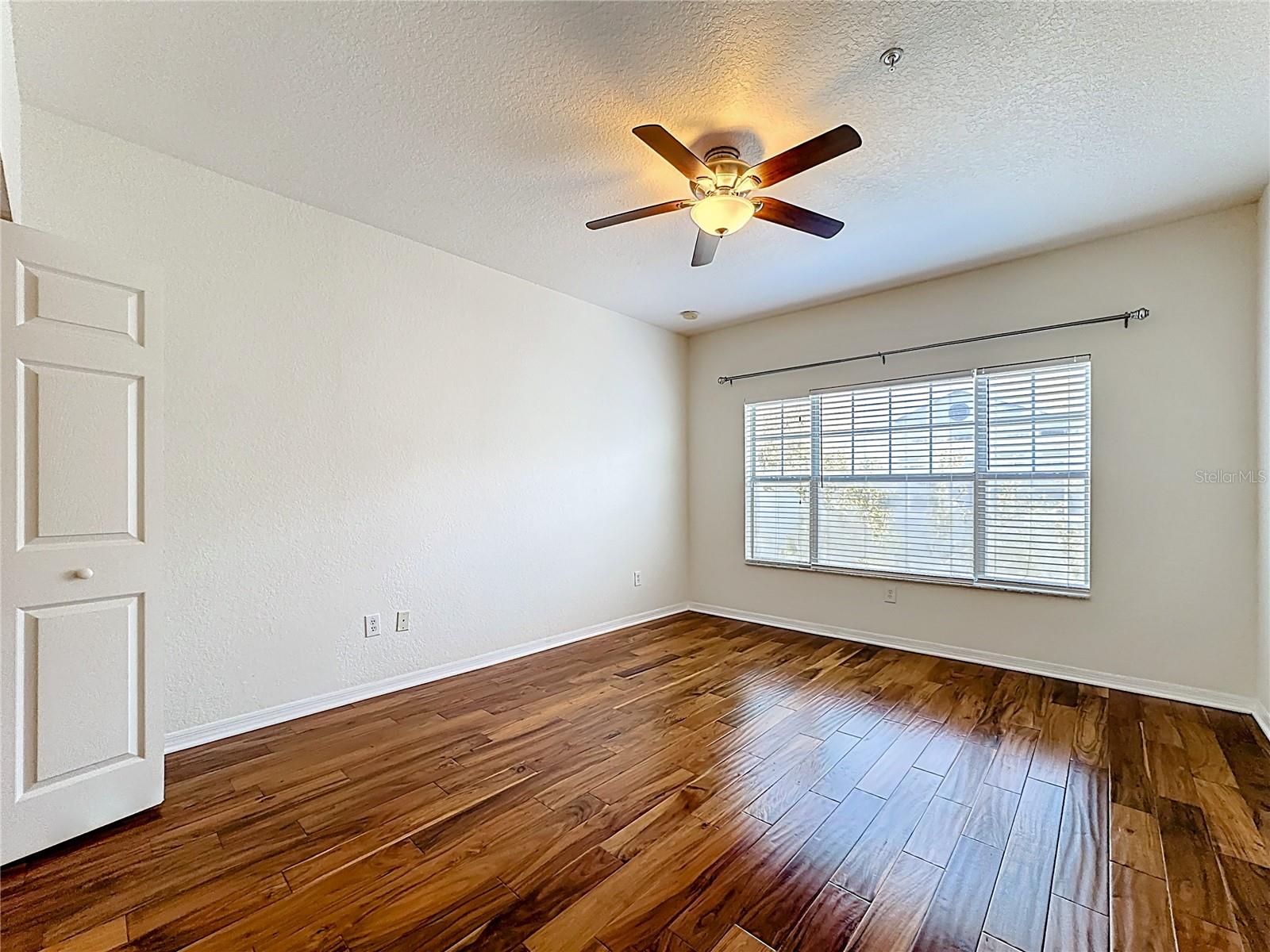 Image 36 of 72 For 2586 Grand Central Parkway 8