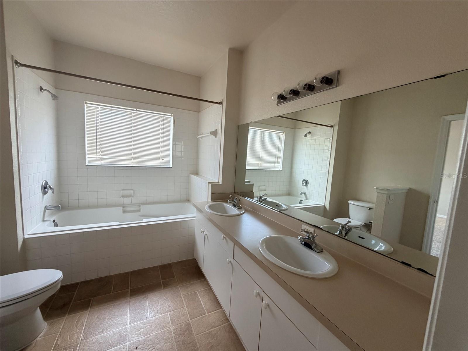 Image 9 of 19 For 3561 Conroy Road 231