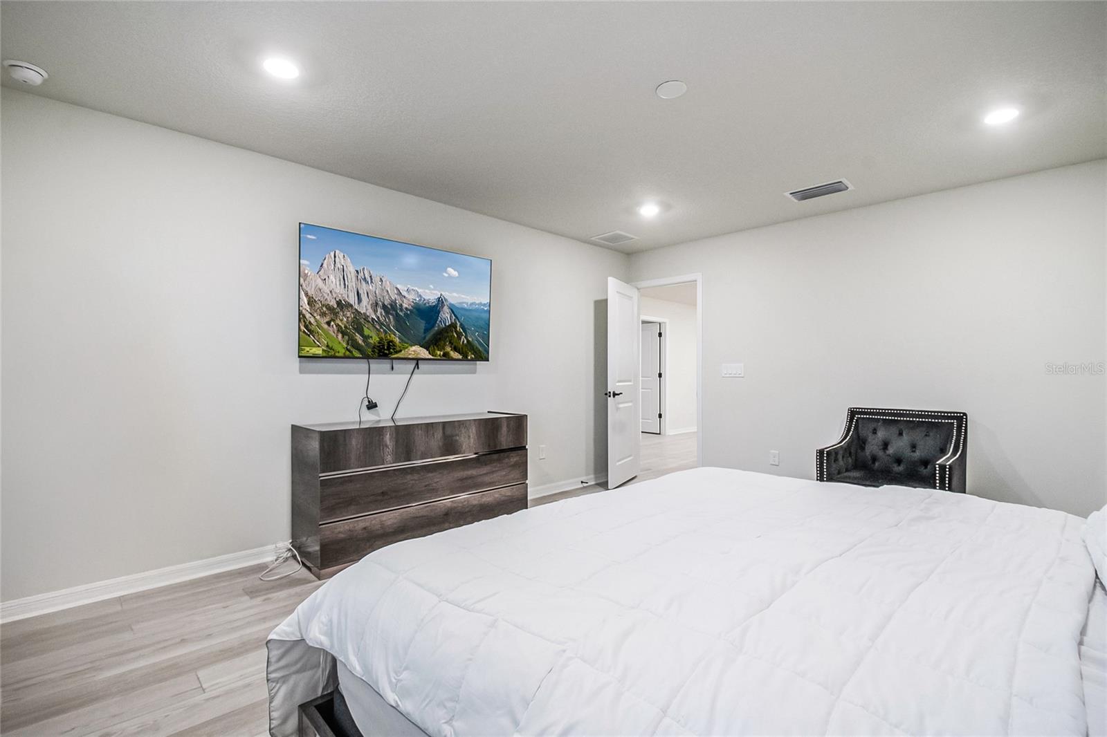 Image 32 of 53 For 6920 Rosy Sky Avenue