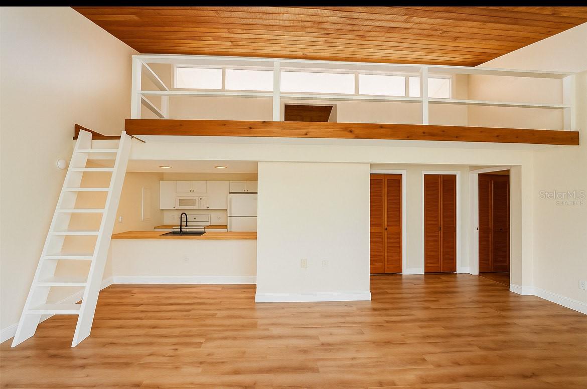 Image 4 of 13 For 806 Pinewood Court 3135-6