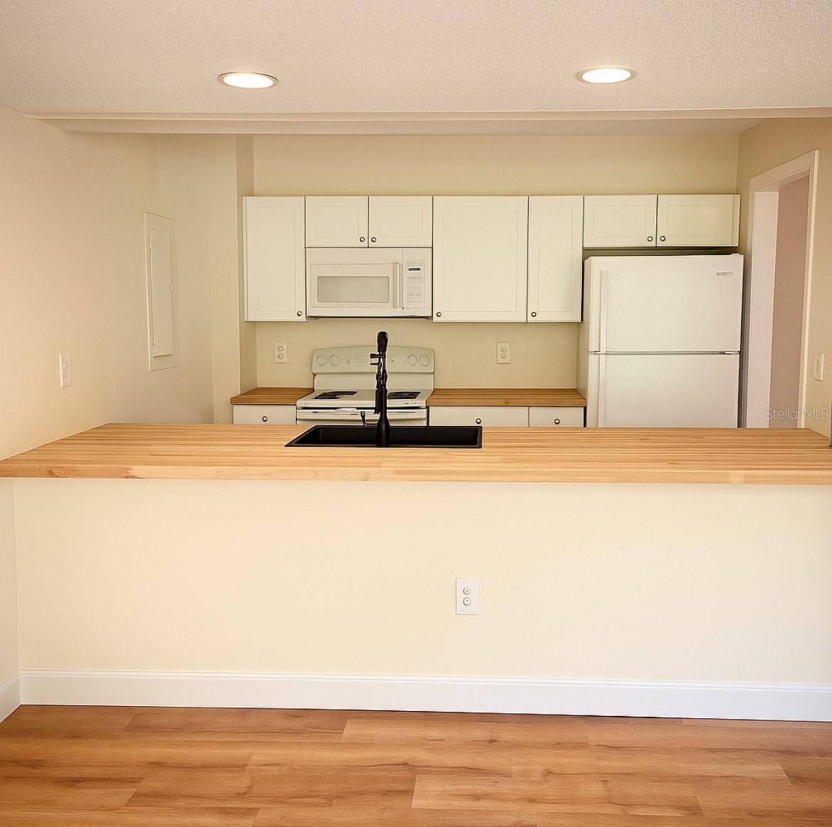 Image 5 of 13 For 806 Pinewood Court 3135-6