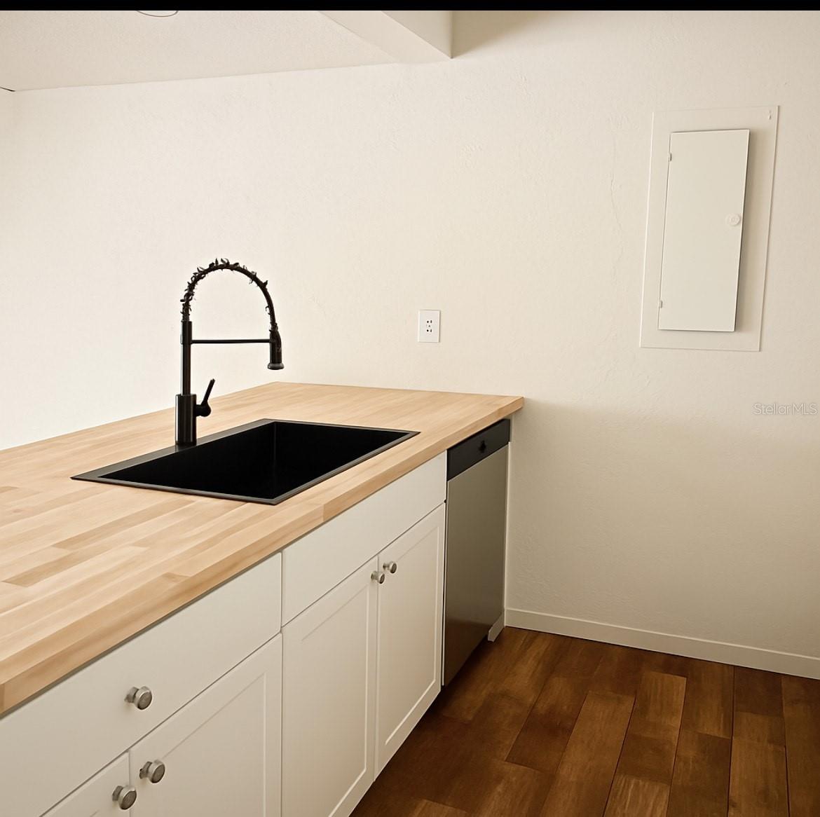 Image 6 of 13 For 806 Pinewood Court 3135-6