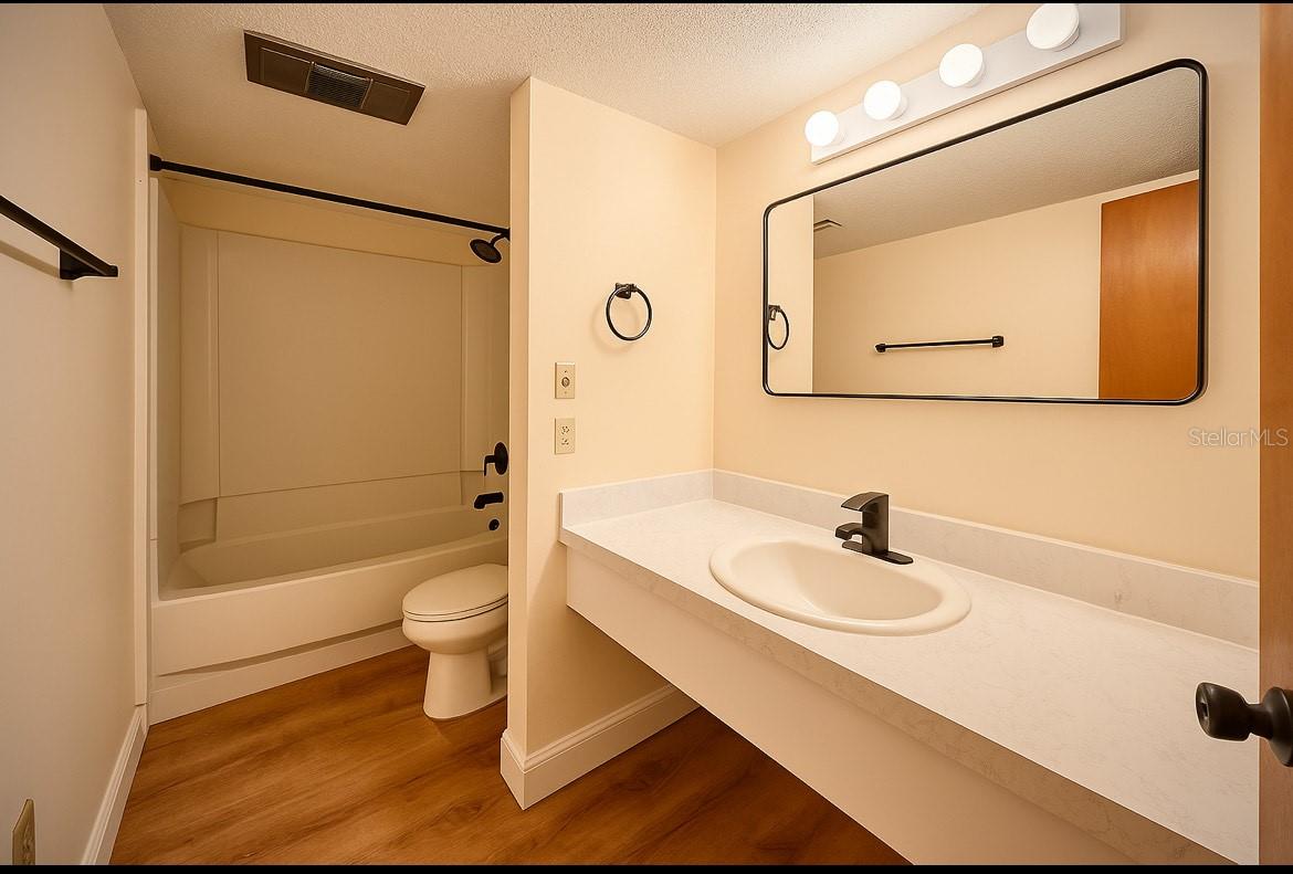 Image 9 of 13 For 806 Pinewood Court 3135-6