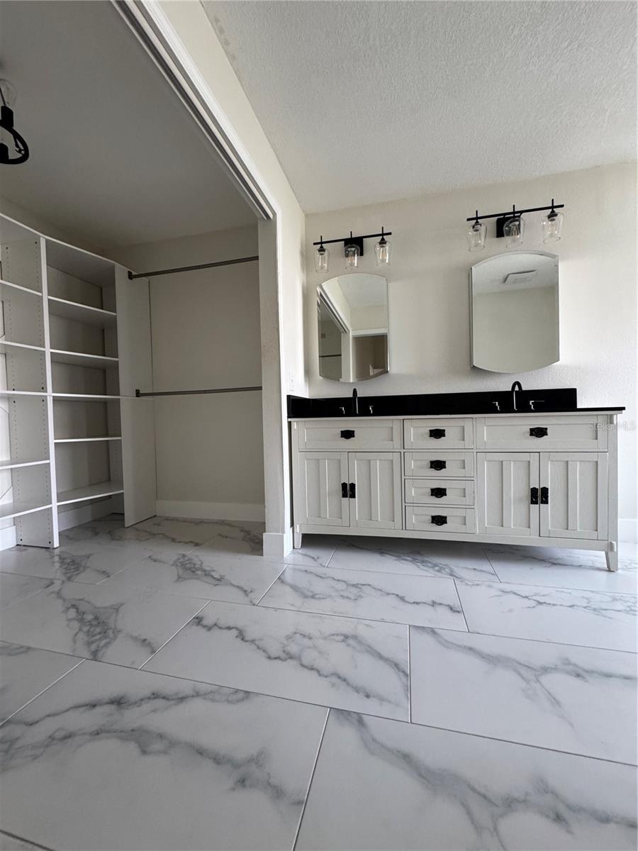 Image 24 of 43 For 2652 Hawthorne Lane