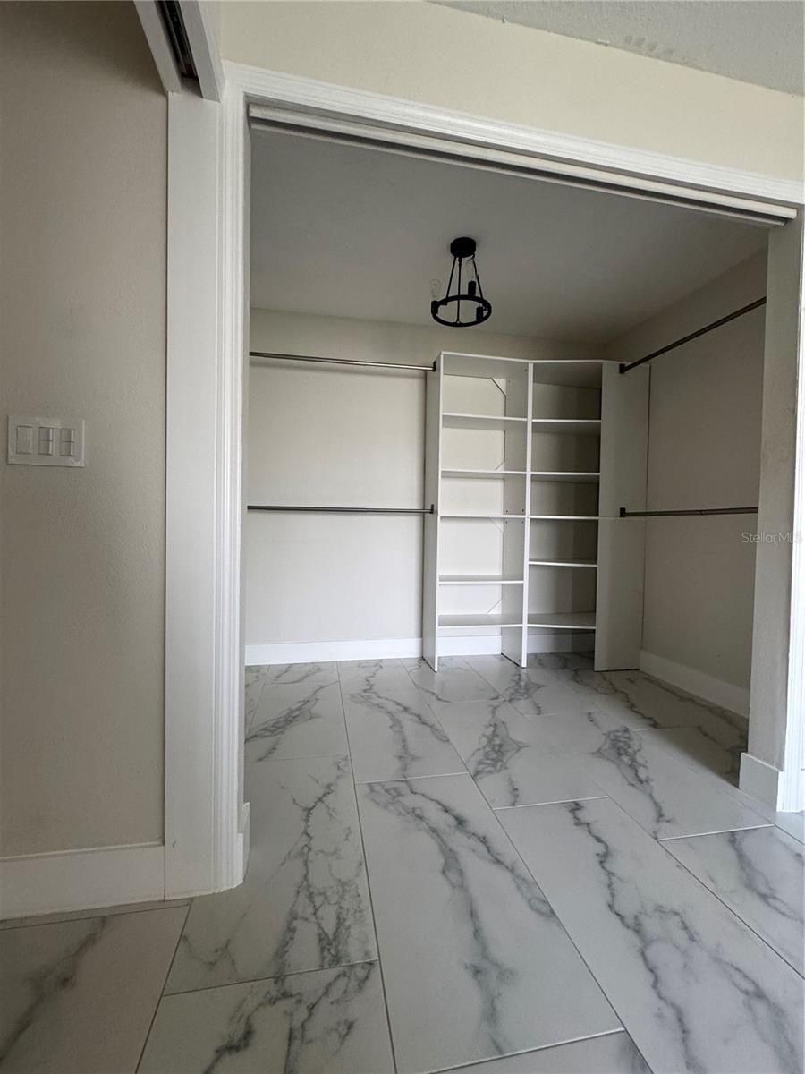 Image 25 of 43 For 2652 Hawthorne Lane