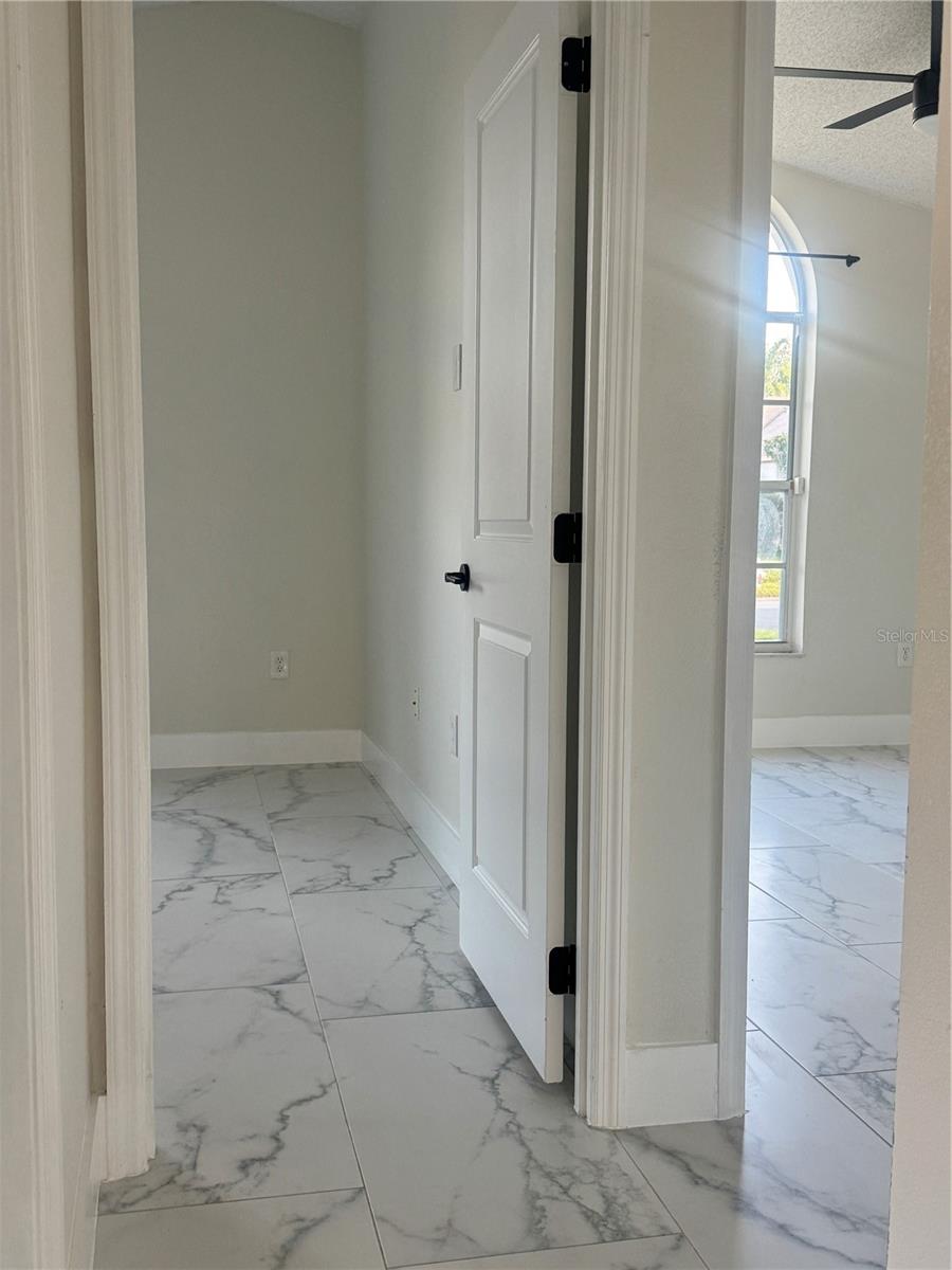 Image 26 of 43 For 2652 Hawthorne Lane