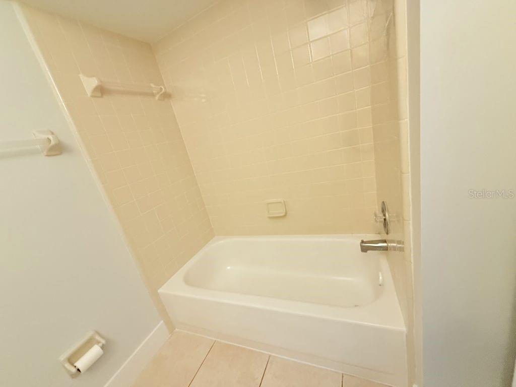 Image 20 of 35 For 109 Lakepointe Circle