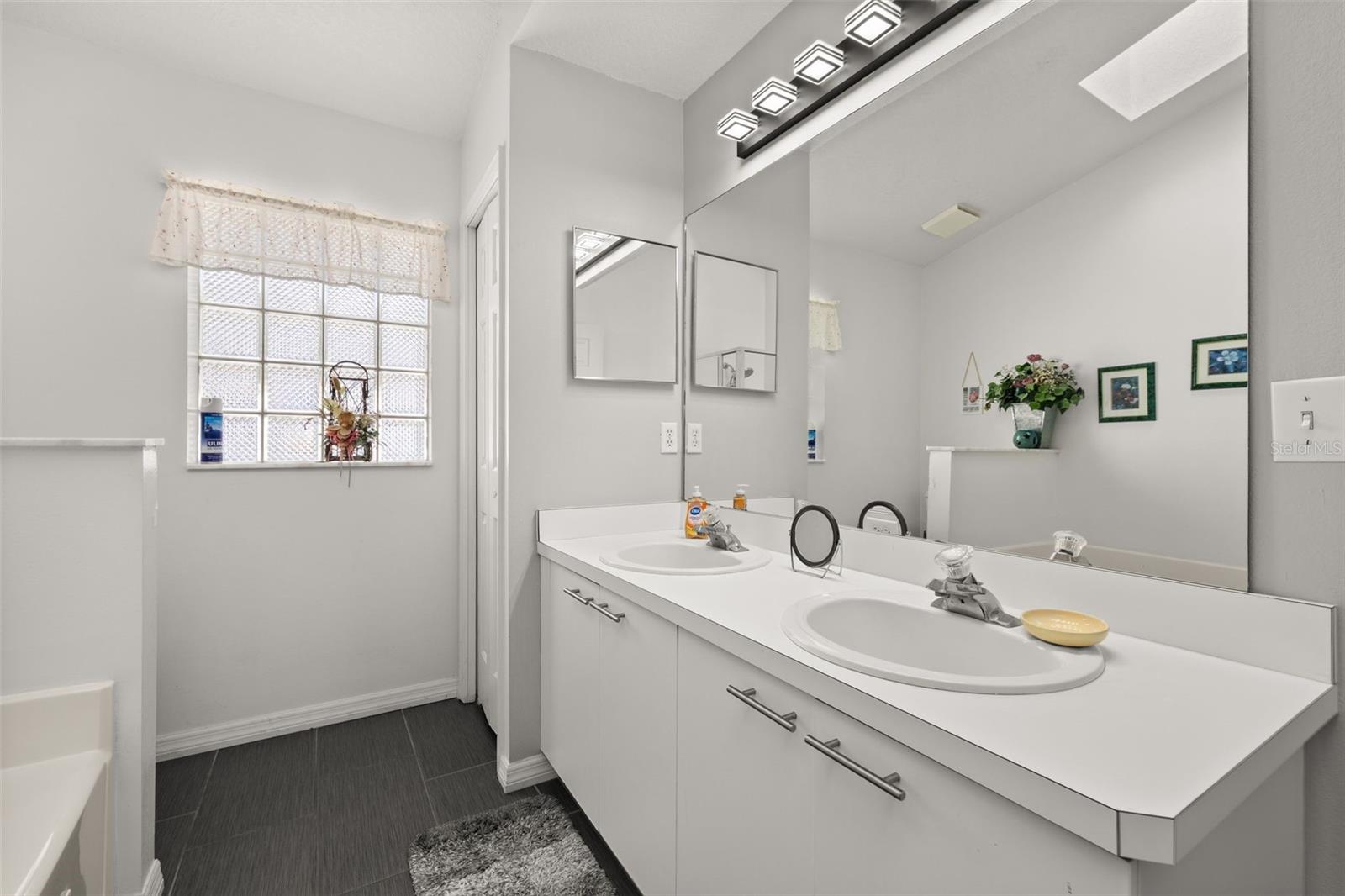 Image 19 of 42 For 170 Cedarpark Lane