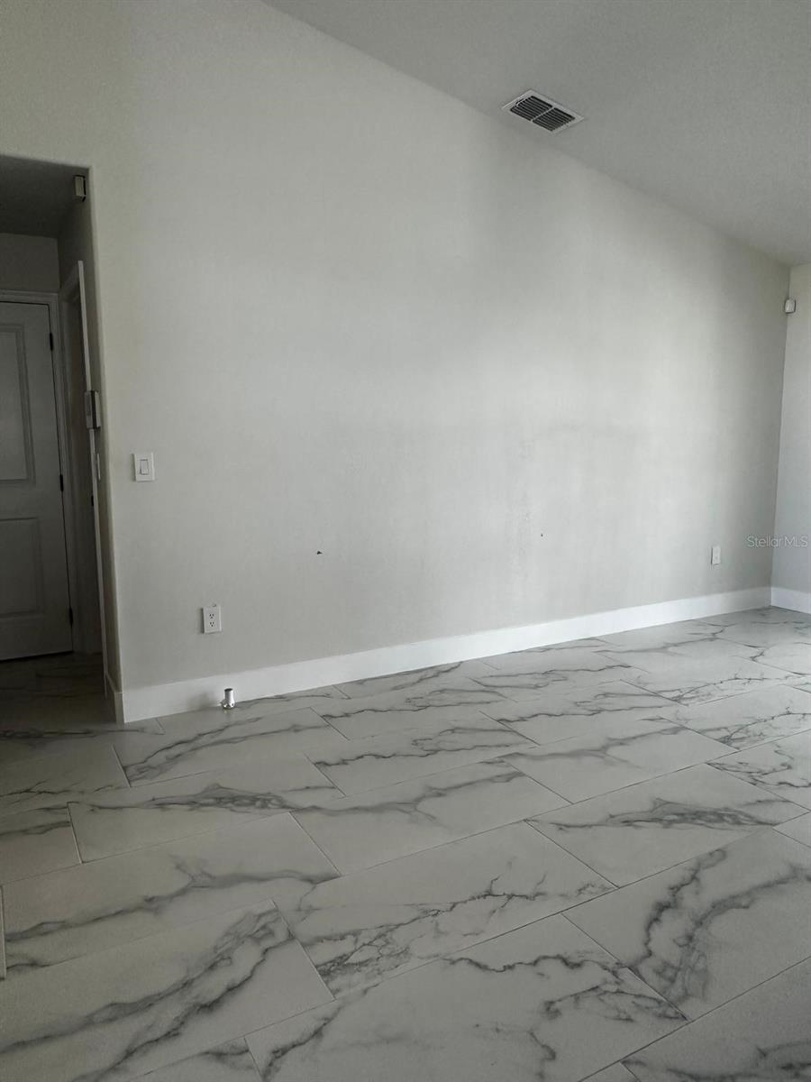 Image 24 of 42 For 2652 Hawthorne Lane