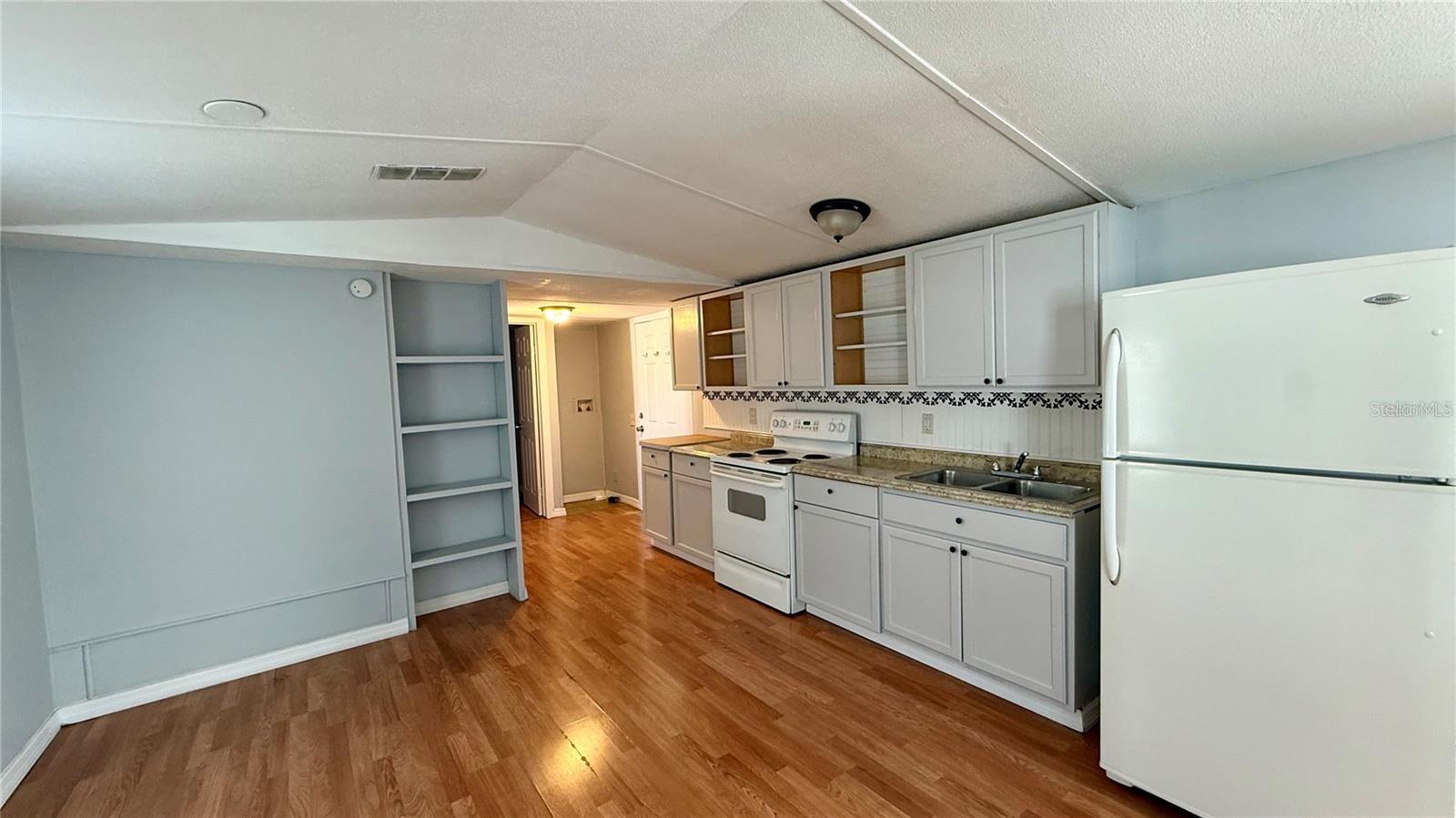 Image 7 of 19 For 639 Ellison Parkway