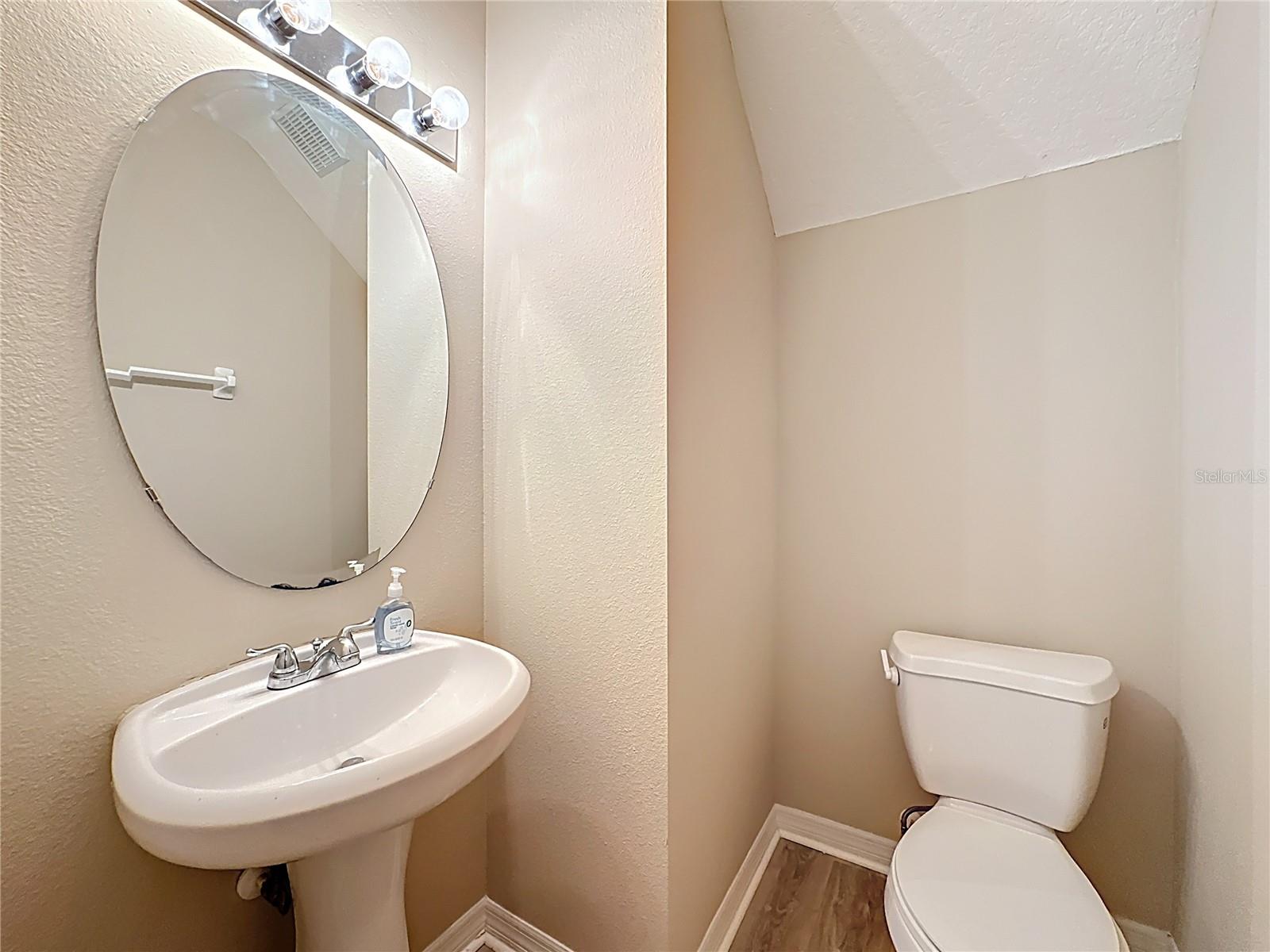 Image 15 of 33 For 563 Pinebranch Circle