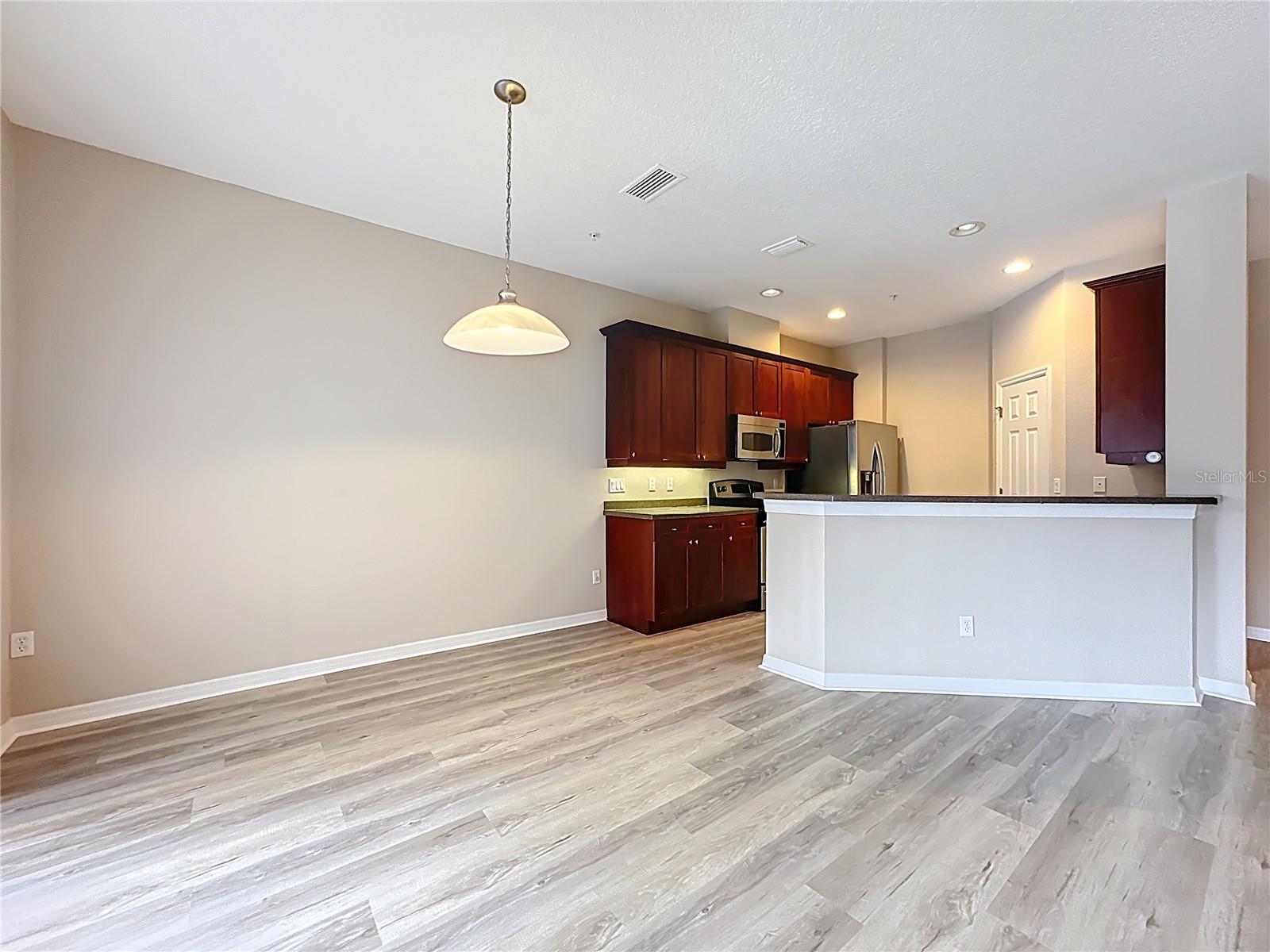 Image 9 of 33 For 563 Pinebranch Circle