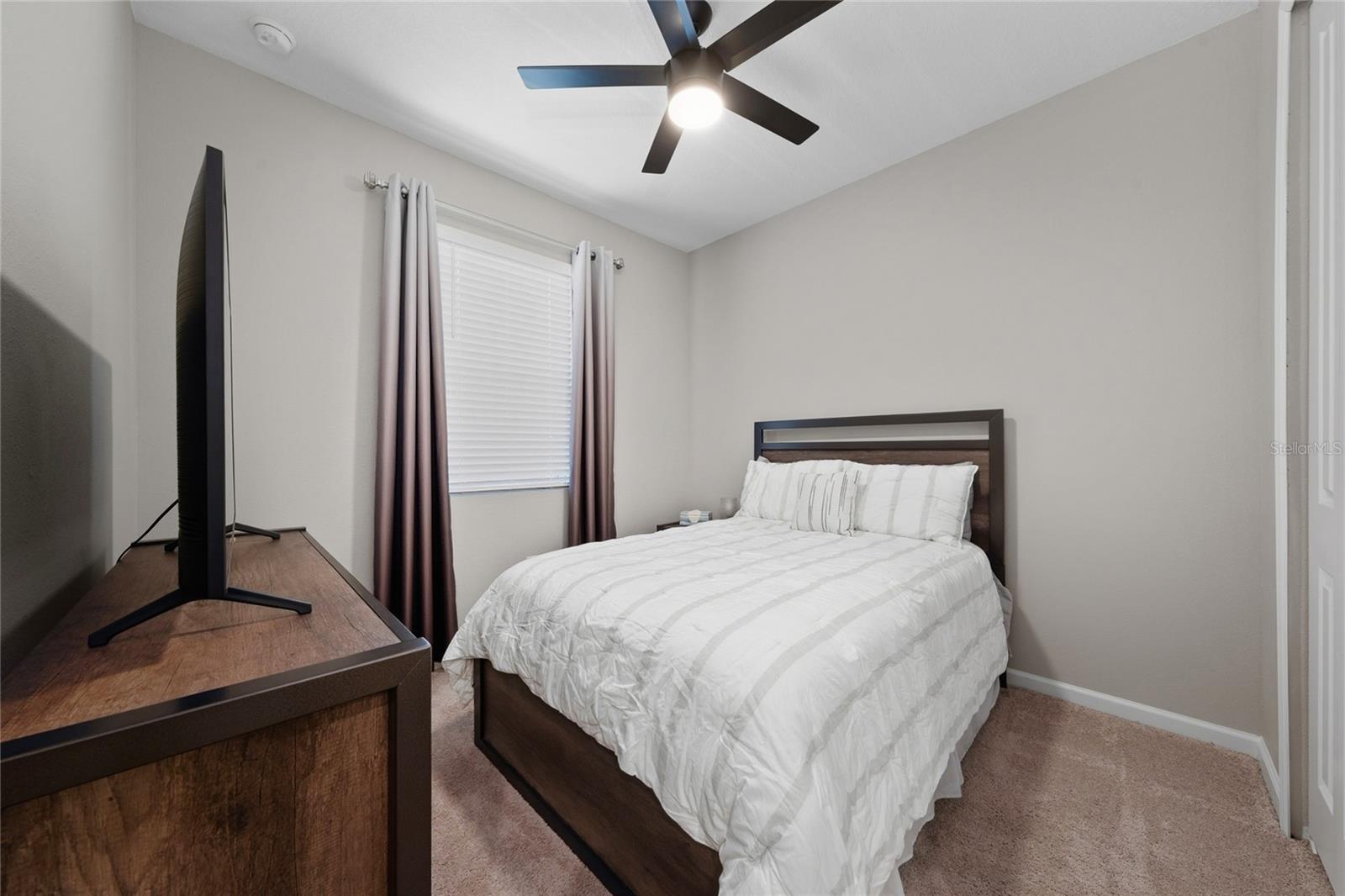 Image 27 of 44 For 948 Griffon Avenue