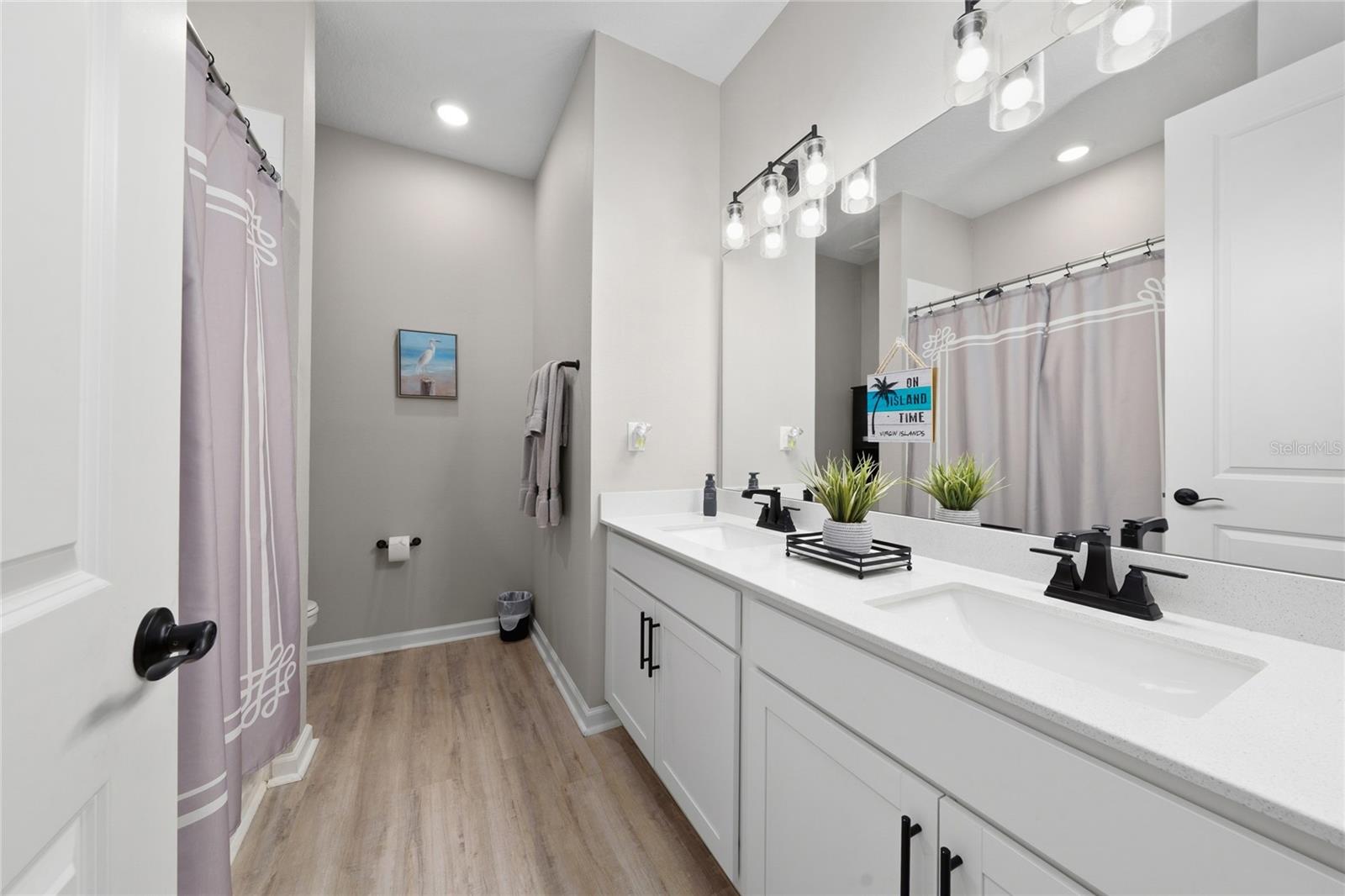 Image 31 of 44 For 948 Griffon Avenue