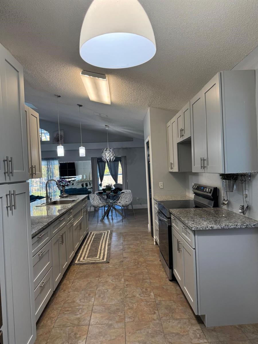 Image 11 of 41 For 1021 Royal Oaks Drive