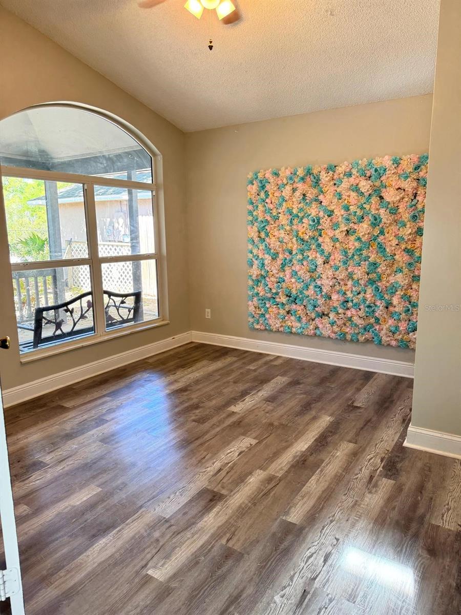 Image 18 of 41 For 1021 Royal Oaks Drive