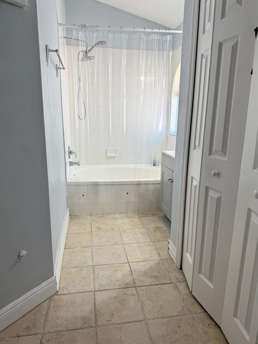 Image 30 of 41 For 1021 Royal Oaks Drive