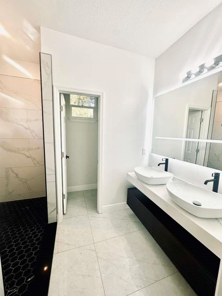 Image 11 of 26 For 121 Argyle Avenue