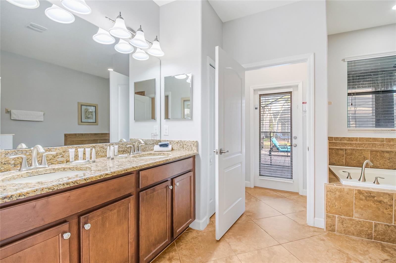 Image 19 of 96 For 1433 Thunderbird Road