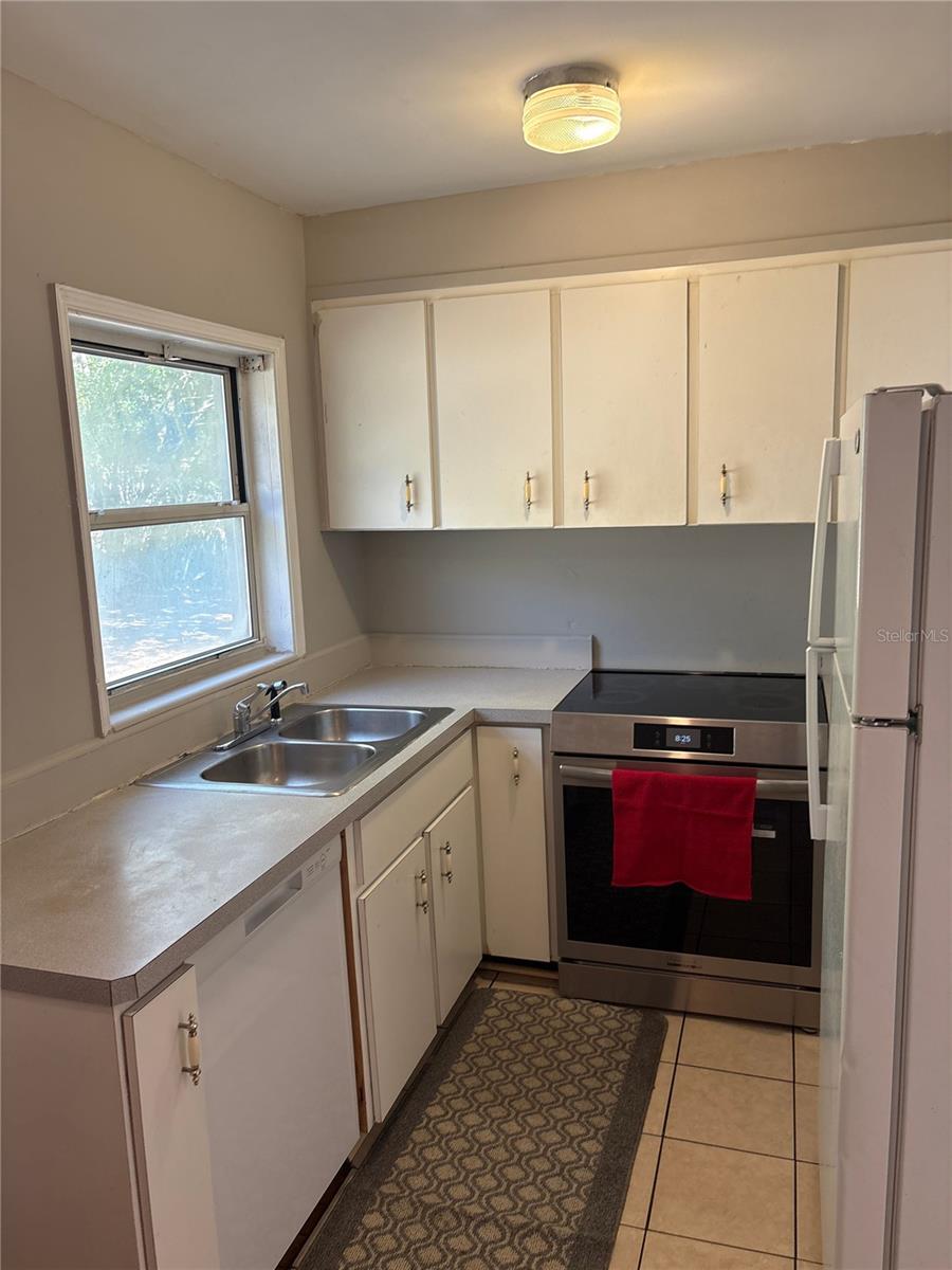 Image 4 of 16 For 802 Huntington Place