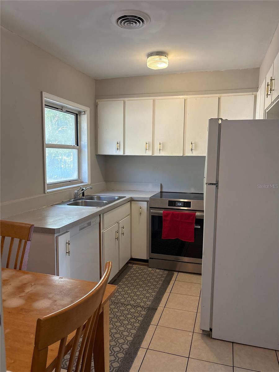 Image 5 of 16 For 802 Huntington Place