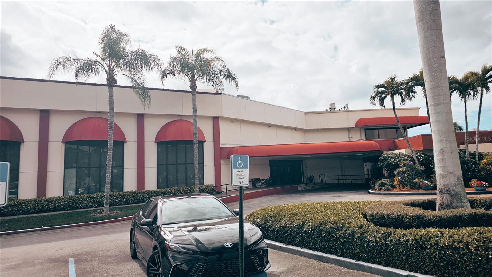 Image 32 of 53 For 8901 Hollybrook Blvd  304