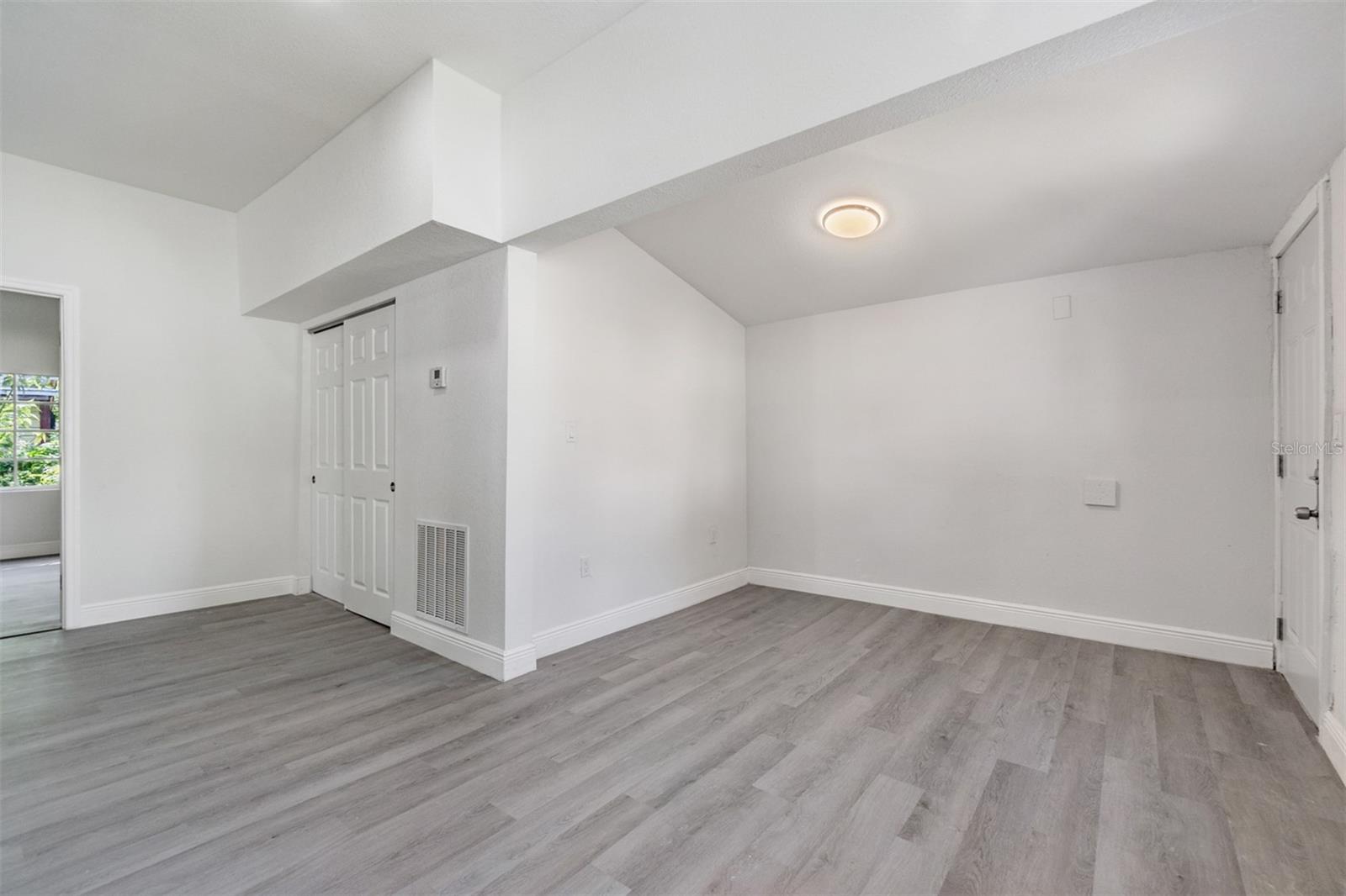 Image 19 of 23 For 703 Lake Avenue