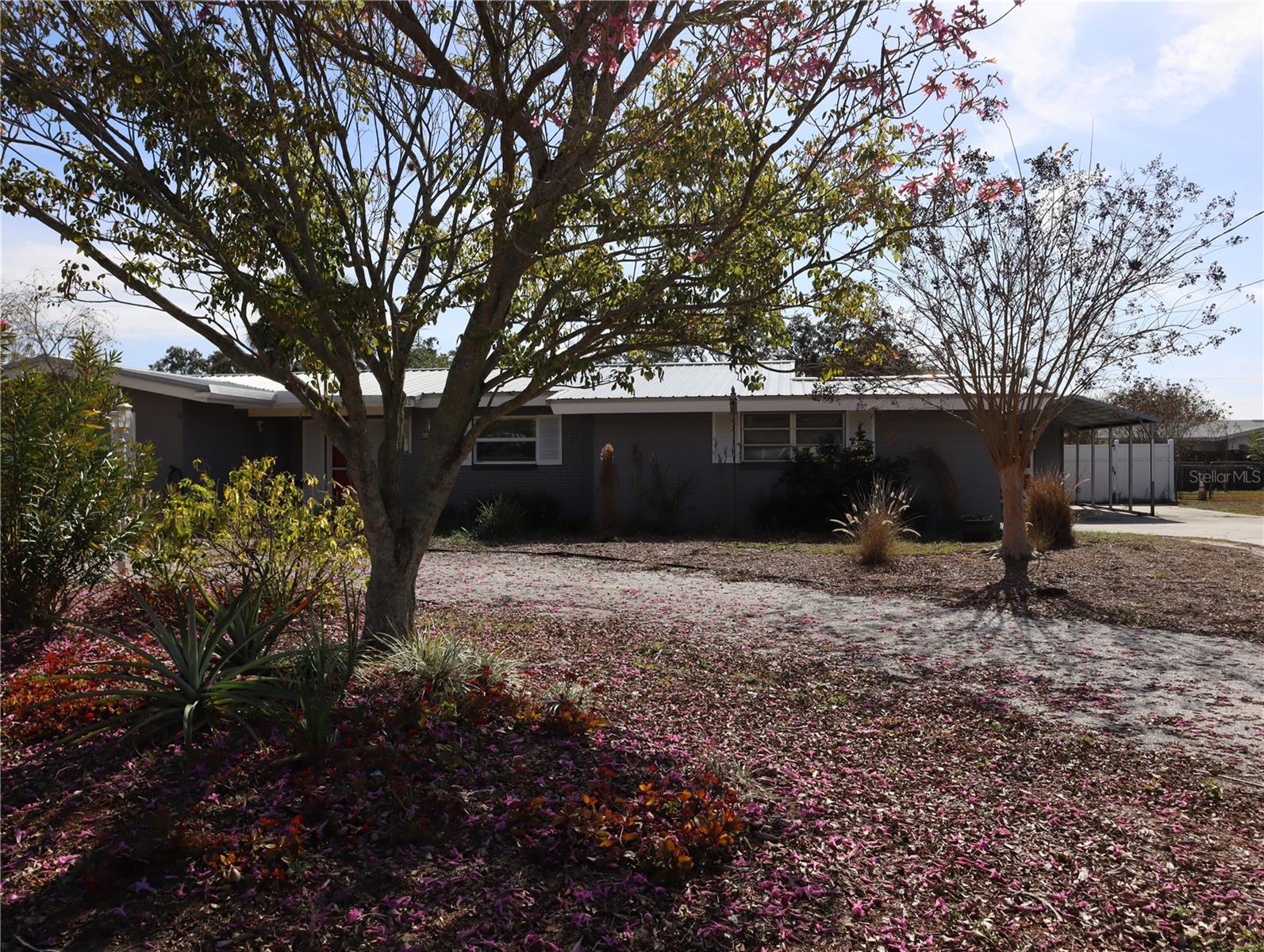 Image 2 of 26 For 940 Oleander Drive Se